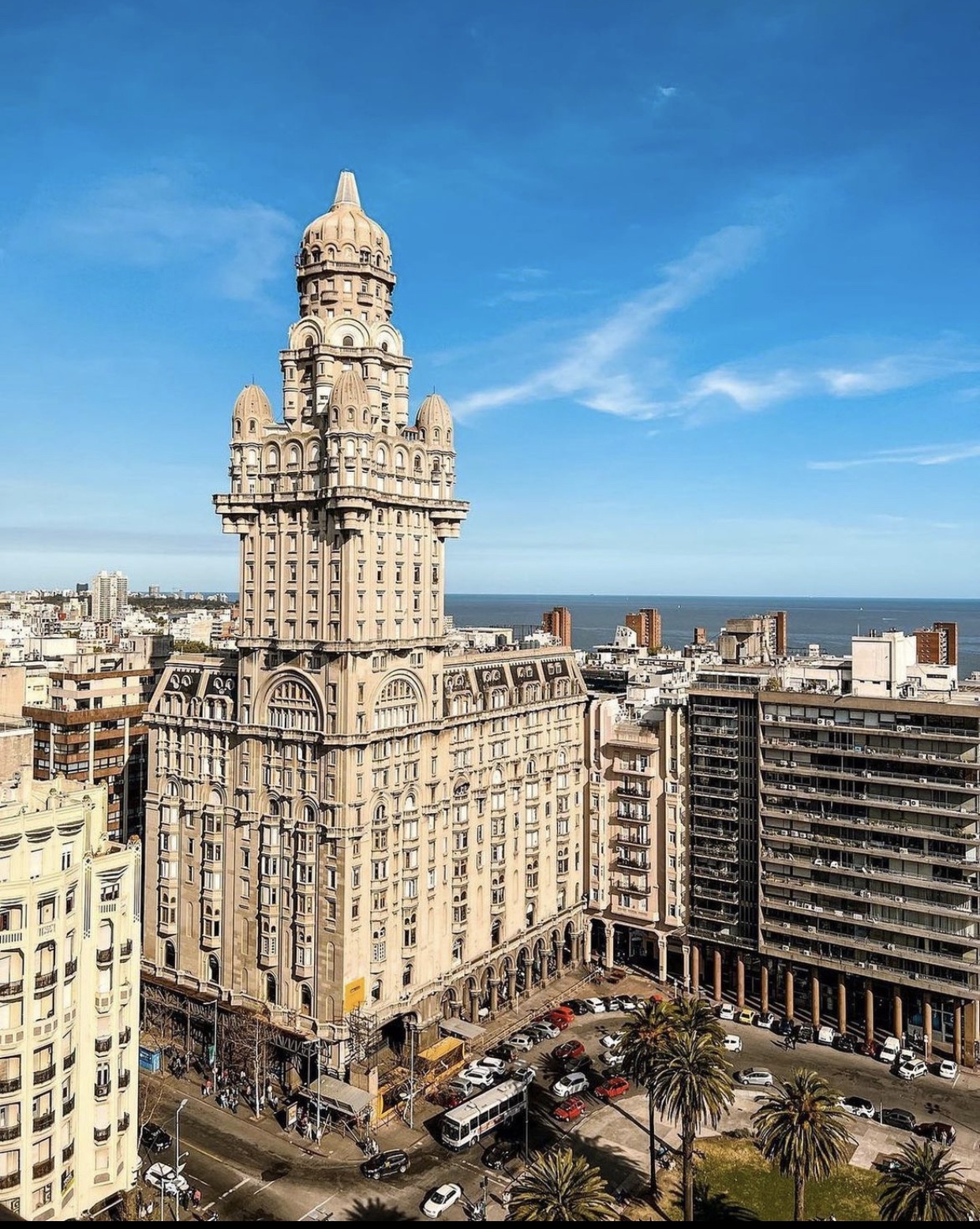 Plaza Independencia and Palacio Salvo - Montevideo