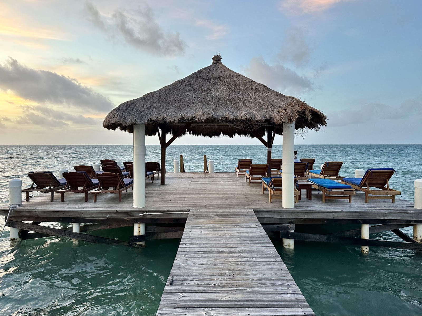 Weezie's Ocean Front Hotel and Garden Cottages - Belize